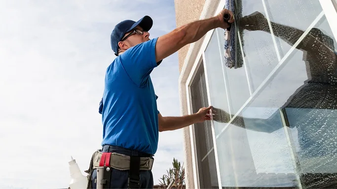 Fensterreinigung an einer Glasfassade